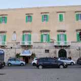 L�edificio in pietra, a due piani, si presenta con una facciata rettangolare munita di tre balconcini e dieci finestre, abbellite da persiane verde chiaro